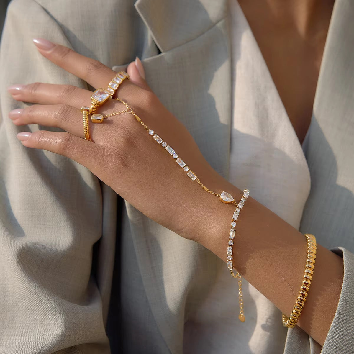 Elara Handchain