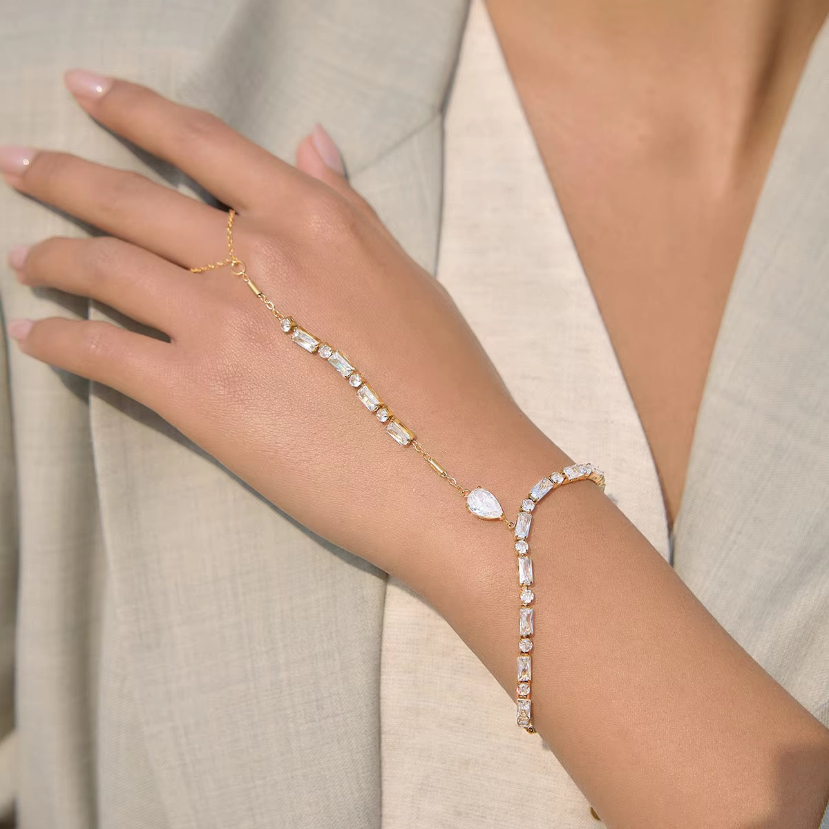 Elara Handchain