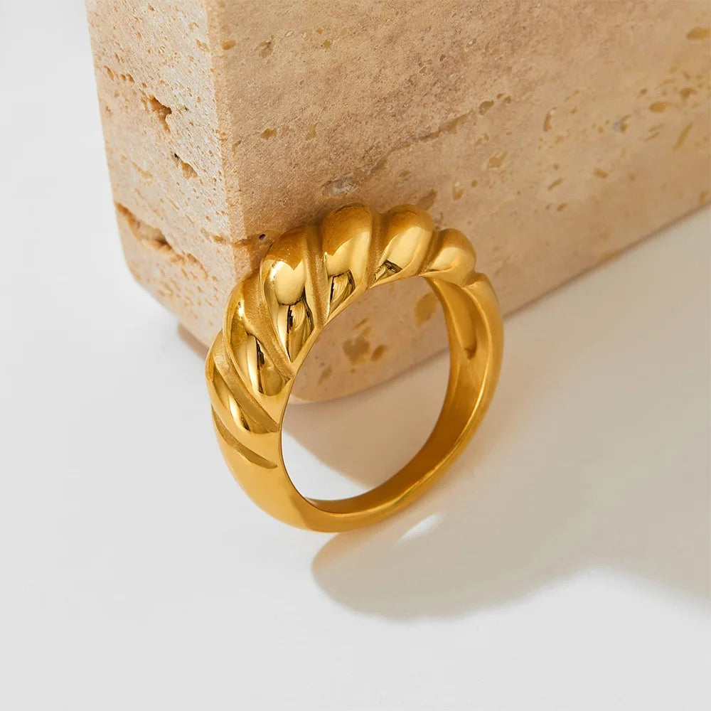 Croissant ring